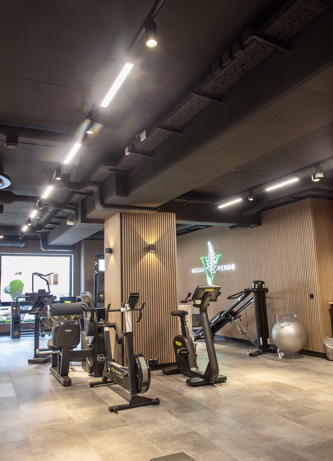 Fitnessstudio mit abgestimmter Schienen-, Wand- und Allgemeinbeleuchtung