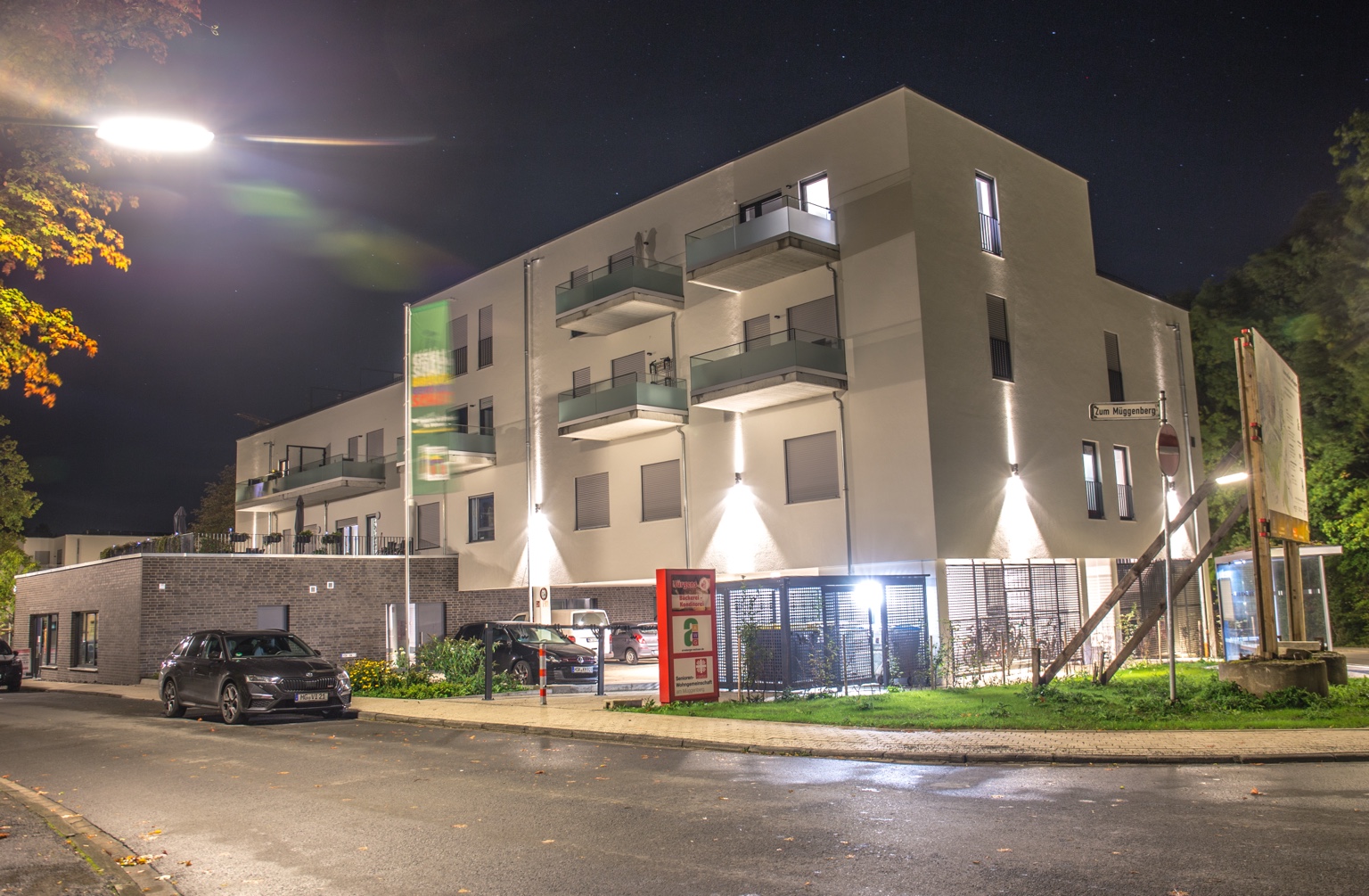 Neubauprojekt bei Nacht mit abgestimmter Fassaden- und Außenbeleuchtung