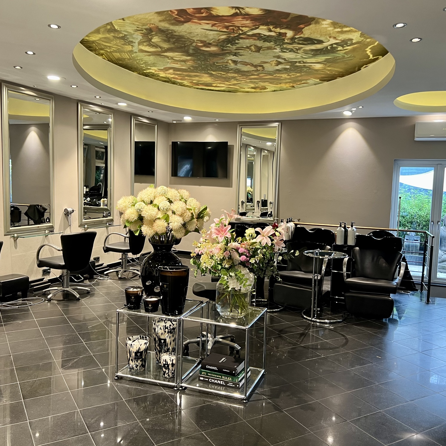 Eleganter Friseursalon mit indirekter Deckenbeleuchtung und präzisen Lichtakzenten