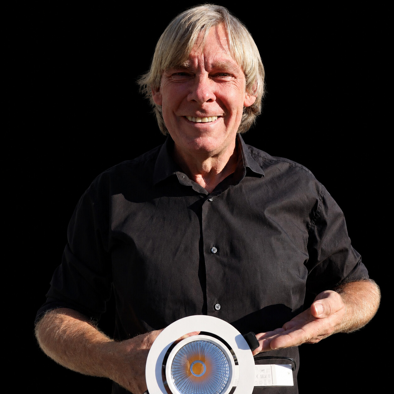 Norbert Busch mit einer weißen LED-Leuchte